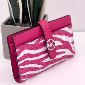 Michael Kors Greenwich Medium
Signature Logo Wallet Dragonfruit
Multi